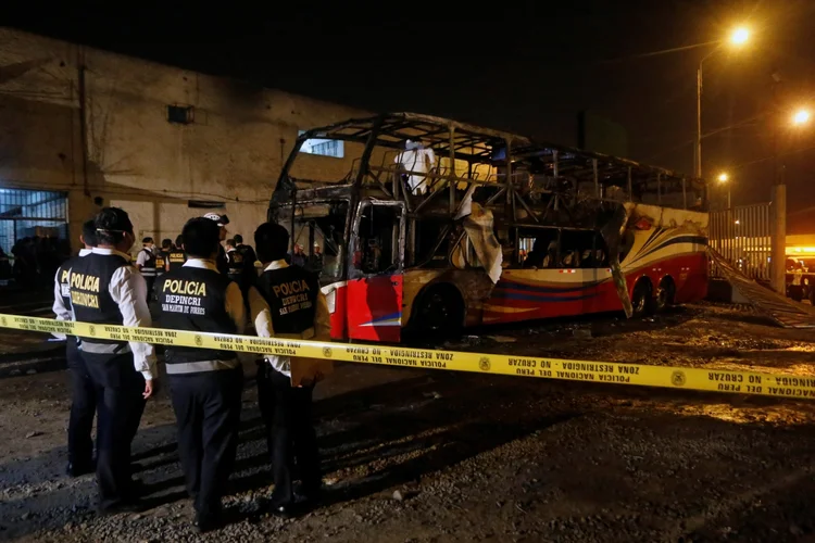 Incêndio em Lima: fogo destruiu o ônibus; motorista não foi encontrado (Stringer/Reuters)