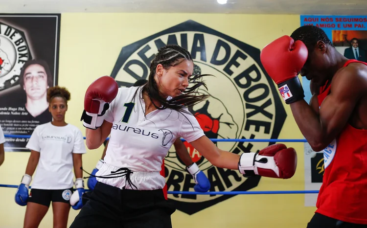 Adriana Lima em sessão de boxe com pupilos do projeto Luta Pela Paz: entidade promove 160 programas de esportes para comunidades carentes (Rodolfo Buhrer / IWC/Divulgação)