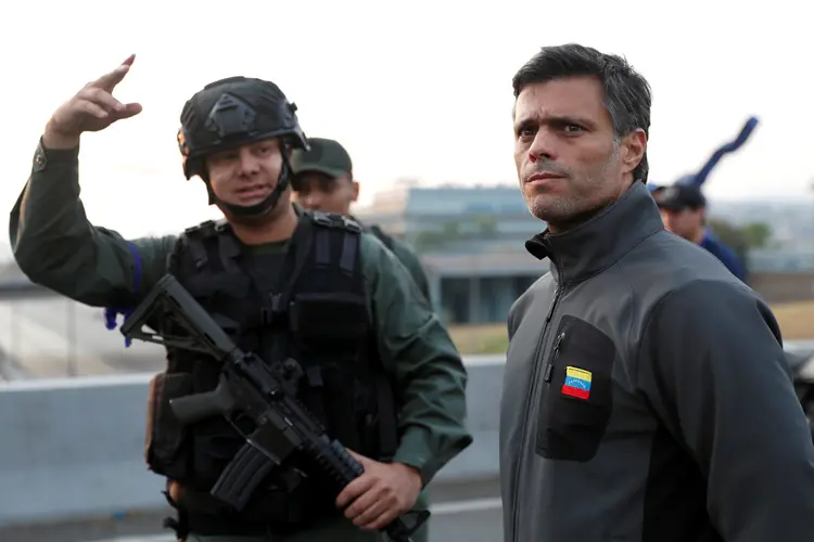 Leopoldo López durante as manifestações desta quarta-feira, 30, após deixar sua prisão domiciliar por conta própria (Carlos Garcia Rawlins/Reuters)
