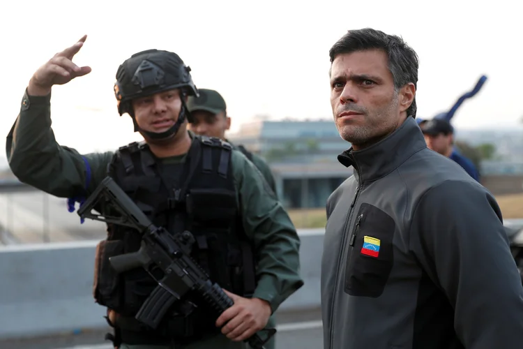 Leopoldo López, líder oposicionista histórico reapareceu em Caracas ao lado de Juan Guaidó nas manifestações de terça-feira, 30 (Carlos Garcia Rawlins/Reuters)