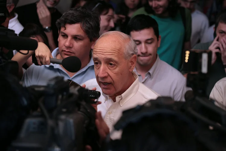 Roberto Lavagna, ex-ministro da economia da Argentina, fala com a imprensa após votar em uma seção eleitoral durante a eleição nacional em Buenos Aires, Argentina. Outubro de 2007
Foto: Diego Giudice/Bloomberg News (Diego Giudice/Bloomberg)