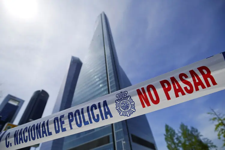 Prédio é esvaziado em Madri após ameaça de bomba (Juan Medina/Reuters)