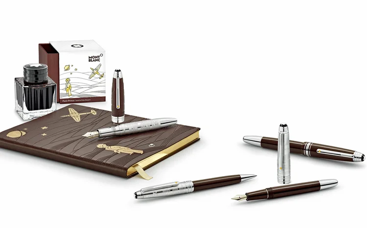 Coleção Montblanc inspirada no "Pequeno Príncipe" inclui caderno em couro marrom com desenhos do livro em relevo dourado (Montblanc/Divulgação)