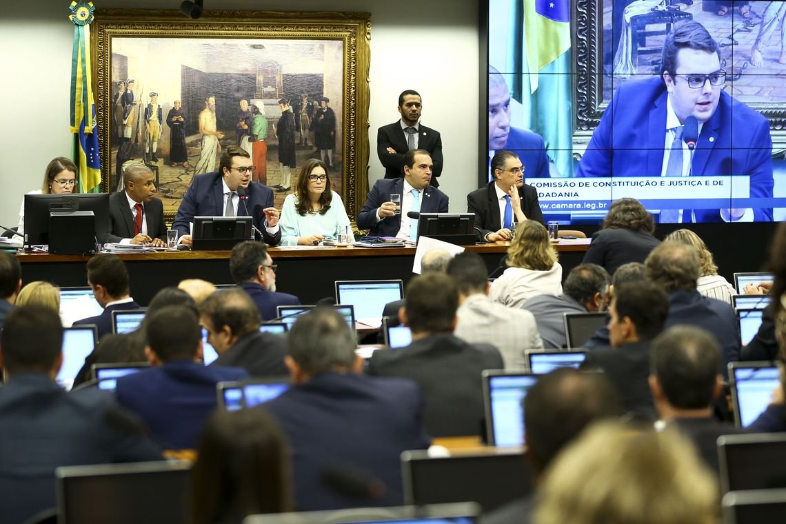 Centrão diz que pode votar reforma na terça, mas espera novo relatório