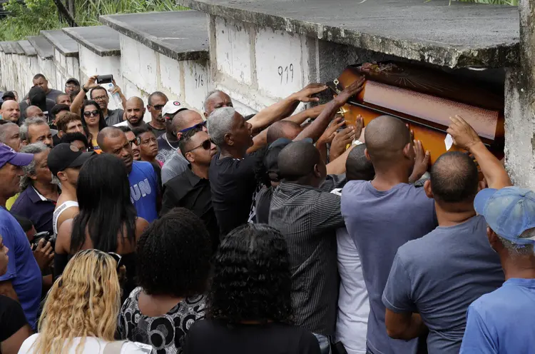 Enterro: corpo de músico foi sepultado nesta quarta-feira (10) no Rio de Janeiro (Sergio Moraes/Reuters)