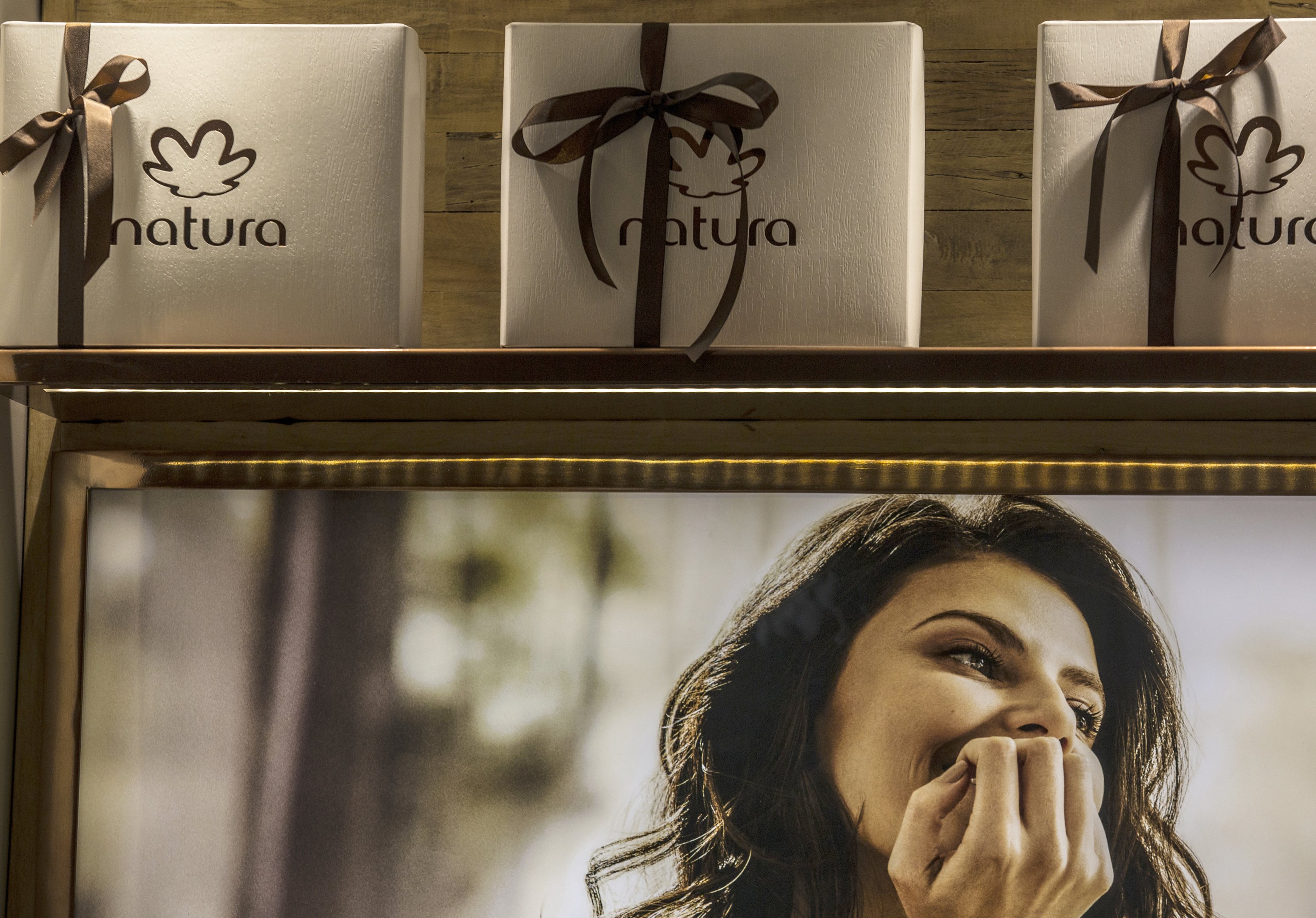 Natura sobe forte na Bolsa de olho na Avon