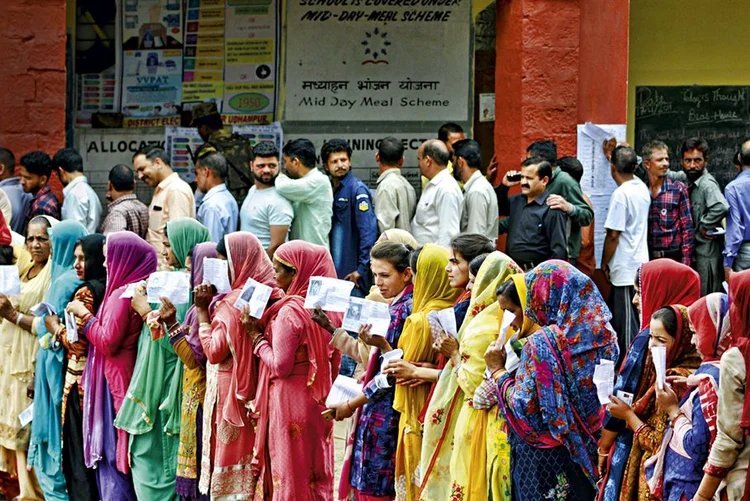 Fila de eleitores na Índia: o desemprego está no centro da disputa eleitoral | Nitin Kanotra/Hindustan Times/Getty Images / 