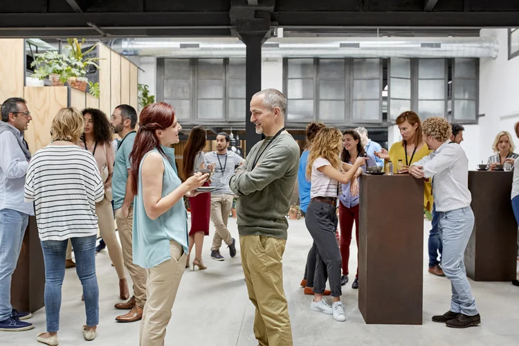 pessoas conversando em evento de networking (foto/Getty Images)