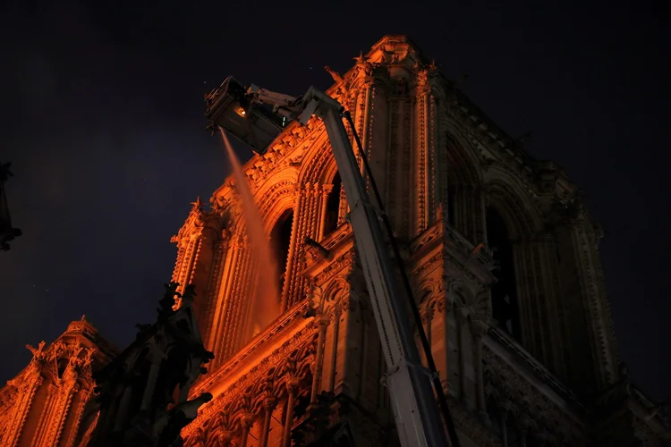 COMBATE AO FOGO EM NOTRE-DAME: tecnologia, com poucas variações, é a mesma concebida pelos romanos há 20 séculos (Philippe Wojazer/Reuters)