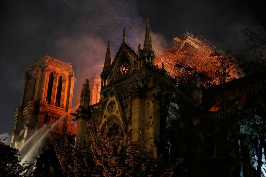 Notre-Dame: Supõe-se que as chamas se originaram nos andaimes atualmente instalados na parte superior para restauração do prédio (Philippe Wojazer/Reuters)