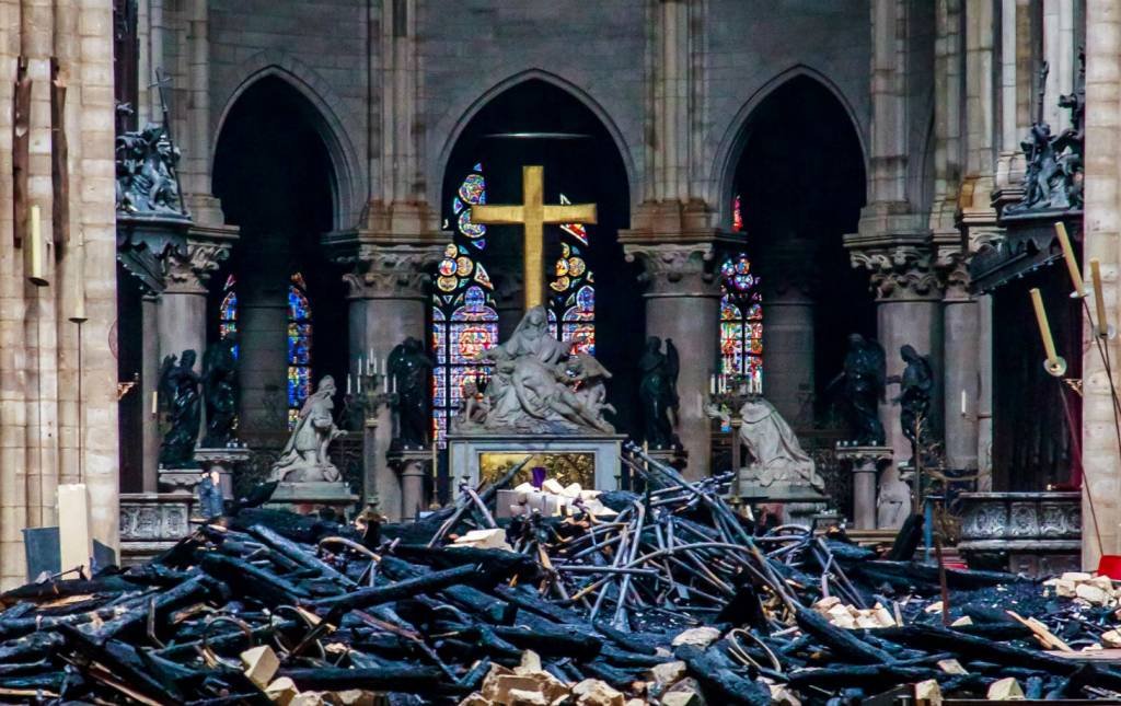 Tragédia: quando o incêndio começou, obras de manutenção estavam em andamento no pináculo da catedral e andaimes haviam sido erguidos (Reuters/Christophe Petit Tesson/Pool)