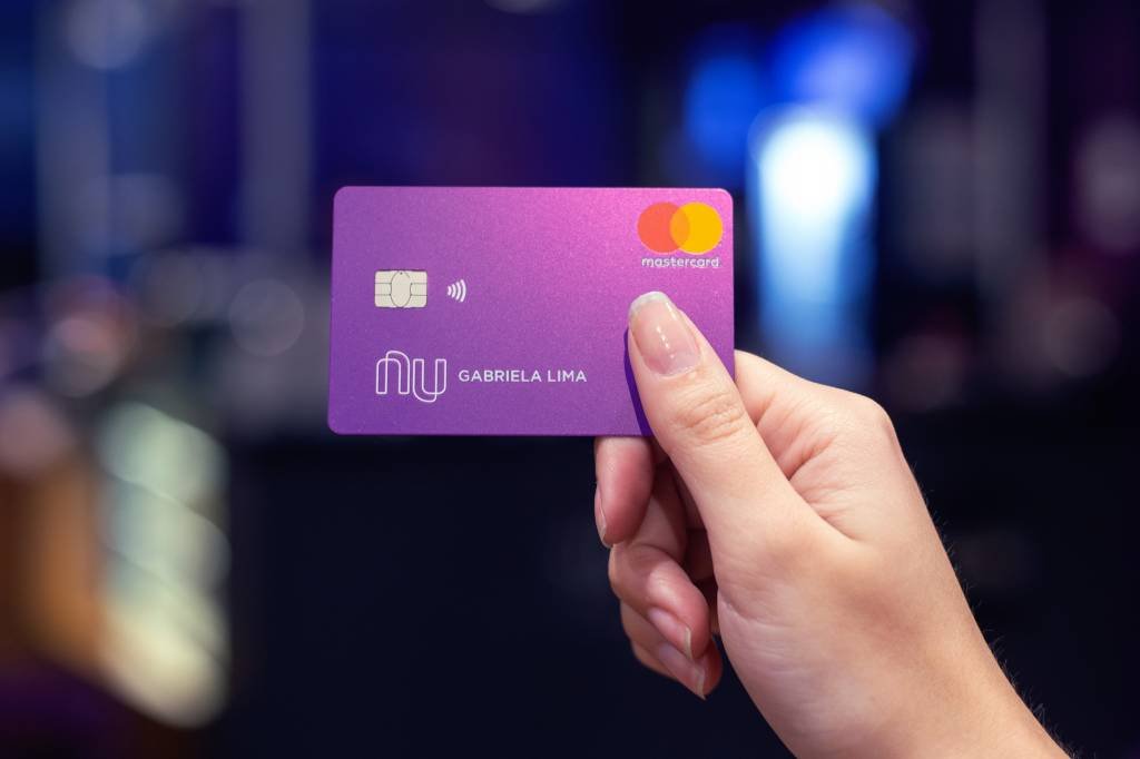 Nubank libera cartão de débito para todos os clientes