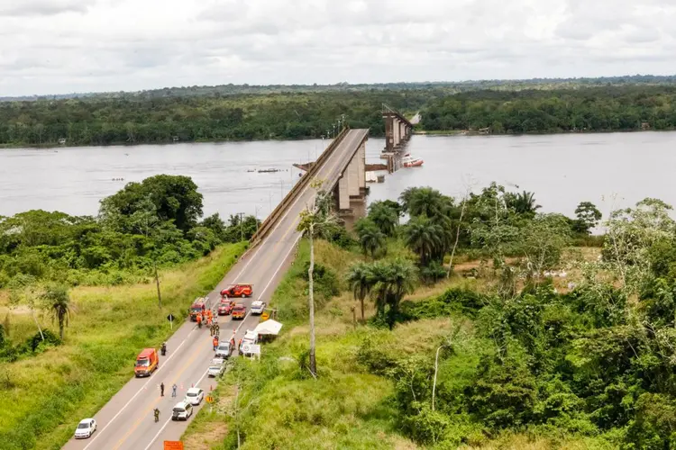 Parte de uma ponte do complexo Alça Viária, que liga regiões do Pará: ela caiu na madrugada deste sábado no Rio Moju (Fernando Araújo/Agência Pará/Agência Brasil)