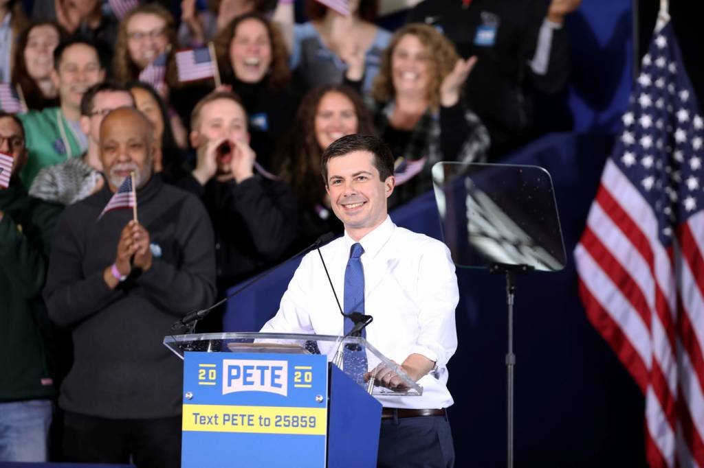 Após dia de confusão, Pete Buttigieg lidera disputa democrata em Iowa
