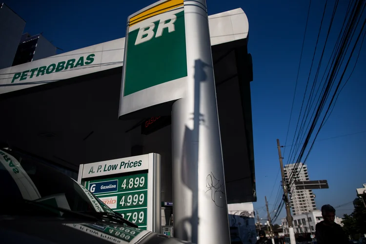 Petrobras, que detém 71,25% da BR, poderia levantar cerca de R$ 6 bilhões de reais se vendesse uma fatia superior a 21,25% (Victor Moriyama/Bloomberg/Bloomberg)