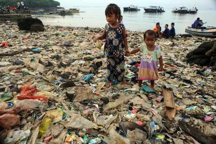 Ecossistema em risco: praia na Indonésia tomada por lixo plástico.  (RIAU IMAGES / Barcroft Media/Getty Images)