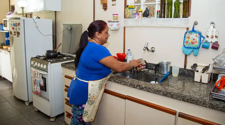 Tarefas domésticas: mesmo com aumento na participação dos homens, mulheres ainda são maioria nos afazeres domésticos (Licia Rubinstein/Agência IBGE Notícias/Divulgação)