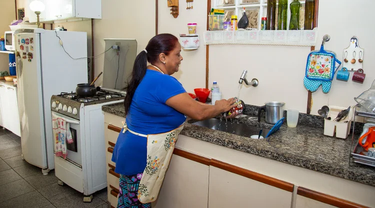 Tarefas domésticas: mesmo com aumento na participação dos homens, mulheres ainda são maioria nos afazeres domésticos (Licia Rubinstein/Agência IBGE Notícias/Divulgação)