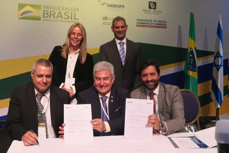 União: Representantes da Positivo Tecnologia e MindCET firmam parceria na presença do ministro Marcos Pontes (Positivo Tecnologia/Divulgação)