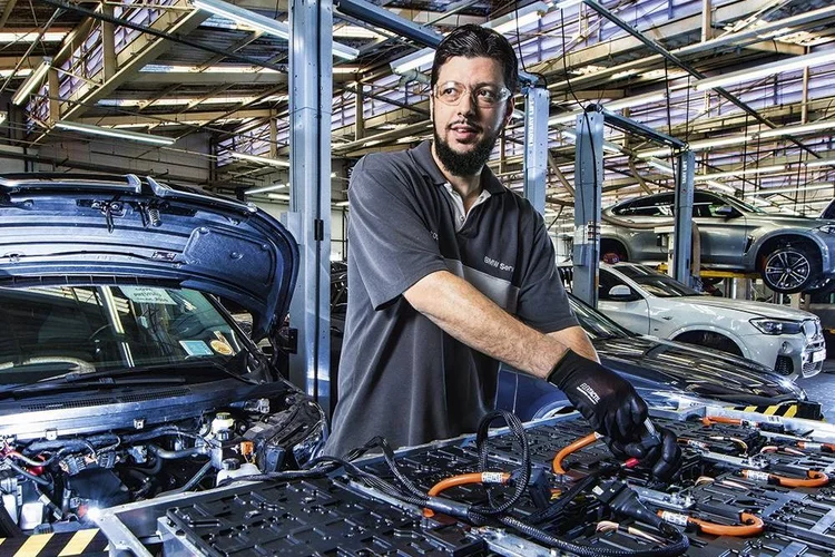 Giovani Bruno Biloto, da BMW: entre as habilidades estão conhecimento de tecnologia e inglês |  (Foto: Germano Lüders/VOCÊ S/A)