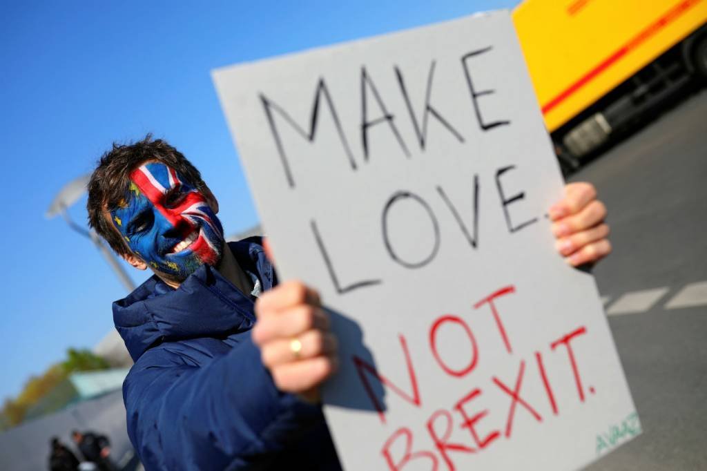 Manifestante contra o Brexit: encontro de cúpula é o último a ocorrer antes do prazo final estipulado para o Brexit, 31 de outubro (Hannibal Hanschke/Reuters)