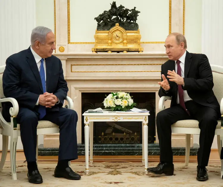 Primeiro-ministro israelense e Vladimir Putin; Netanyahu visitou Moscou cinco dias antes das eleições gerais em seu país  (Alexander Zemlianichenko/Reuters)