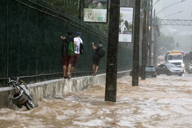 Chuvas: até o momento, a tempestade causou ao menos três mortes, alagou ruas, derrubou árvores e destruiu carros em diversos bairros. (Sergio Moraes/Reuters)