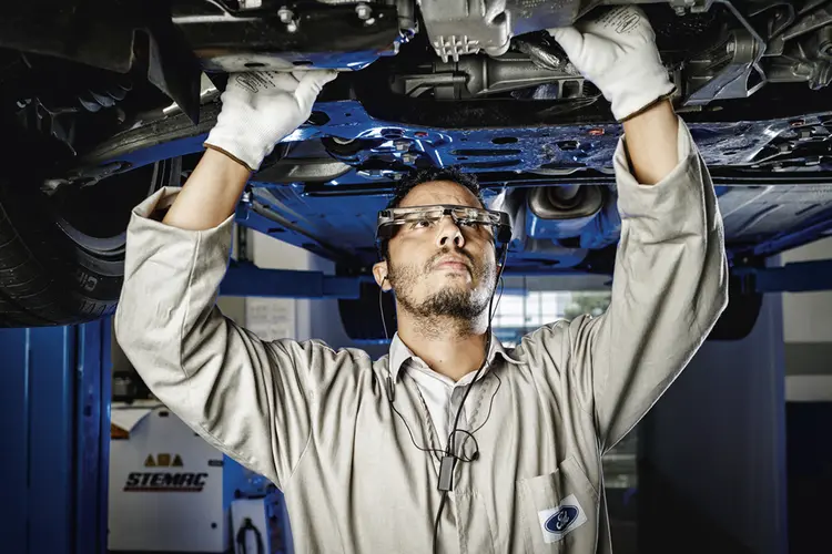 Mecânico da Ford com óculos de realidade aumentada: acesso a informações digitais sem precisar usar as mãos  (Ford/Divulgação)