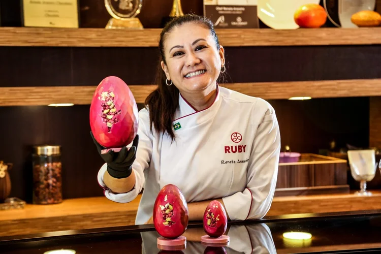 A empresária Renata Arassiro posa para a foto em sua loja e em sua cozinha, no bairro do Campo Belo, em São Paulo: empreendedora produz chocolates FIT, com frutos amazônicos e também tem uma linha vegana de produtos (Flávio Florido/Ricardo Yoithi Matsukawa-ME/Jornal de Negócios do Sebrae/SP)