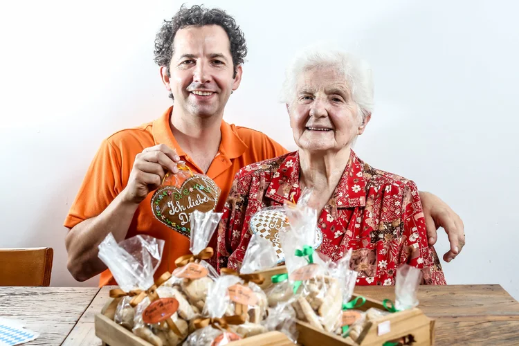 O empresário Ricardo Linss, proprietário do Café Oma Hedy, posa para fotos ao lado de sua vó, Hedwig Dudy Müller: Ricardo se inspirou nas receitas de doces da família para abrir o café, na Vila Gumercindo, em São Paulo (Foto/Jornal de Negócios do Sebrae/SP)