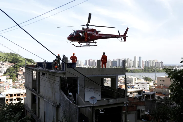 Trabalho de resgate de vítimas nos dois prédios que desabaram na comunidade da Muzema, no Rio de Janeiro (Ricardo Moraes/Reuters)