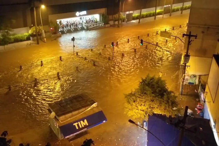 Chuva no RJ: Reprodução de imagem da entrada principal do shopping Tijuca (@Pablo_Drumond78/Twitter/Reprodução)