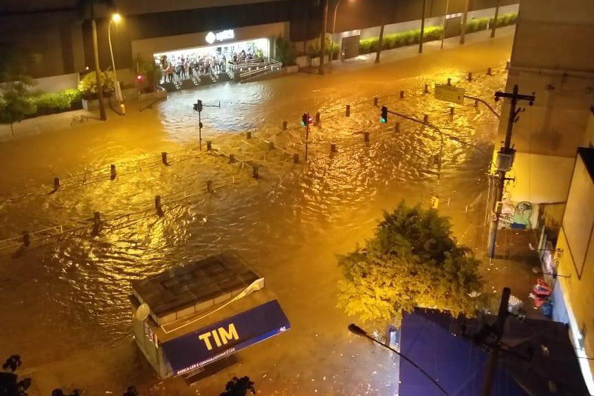 Temporal causa alagamentos e deixa Rio em estágio de crise