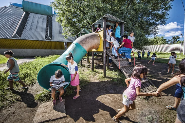 Alunos da escola Elvira Ceratti, em Uruguaiana: antes cercado por esgoto a céu aberto, o pátio do recreio agora é uma área saneada para as crianças (Germano Lüders/Exame)