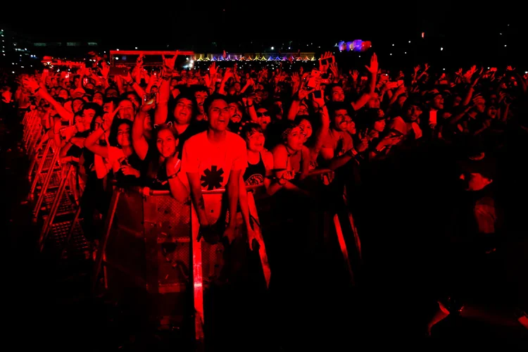 Público assistindo show do Red Hot Chilli Peppers no Rock in Rio 23/03/2018 (Alexandre Schneider/Getty Images)