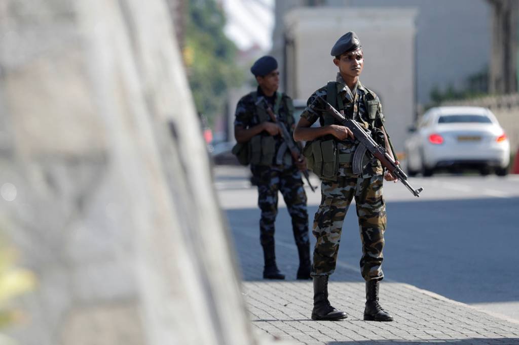 Militar faz a segurança da residência presidencial no Sri Lanka, após ataques no país. (22/04/2019) (Dinuka Liyanawatte/Reuters)