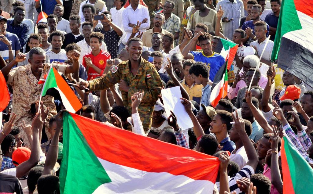 Sudaneses comemoram: "Em dois dias derrubamos dois presidentes" e "conseguimos" eram alguns dos lemas que gritavam em coro (Stringer/Reuters)