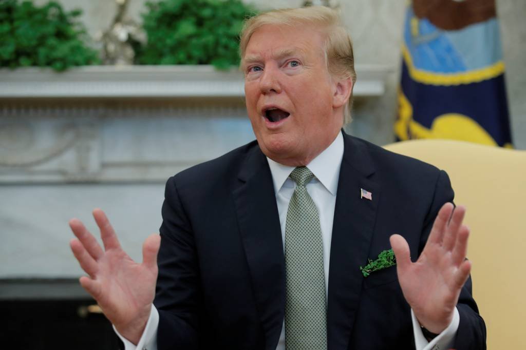 Trump celebra ritmo econômico e critica pedido de impeachment
