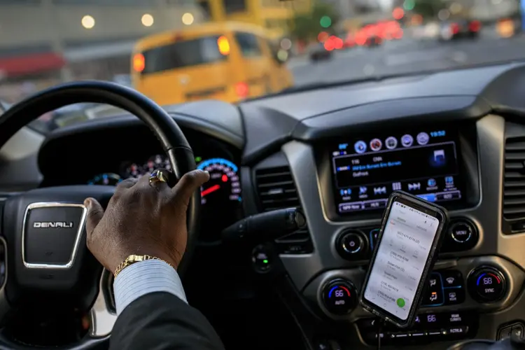 Uber: a decisão da agência de trabalho não afeta as dezenas de ações legais contra o aplicativo (Drew Angerer/Staff/Getty Images)