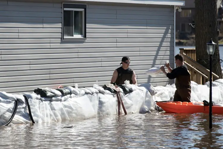 Inundações no Canadá: policiais, militares e bombeiros evacuaram cerca de 2.600 residências na noite do sábado para domingo (AFP/AFP Photo)