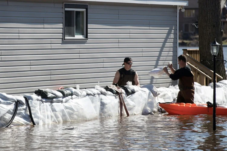 Inundações no Canadá: policiais, militares e bombeiros evacuaram cerca de 2.600 residências na noite do sábado para domingo (AFP/AFP Photo)