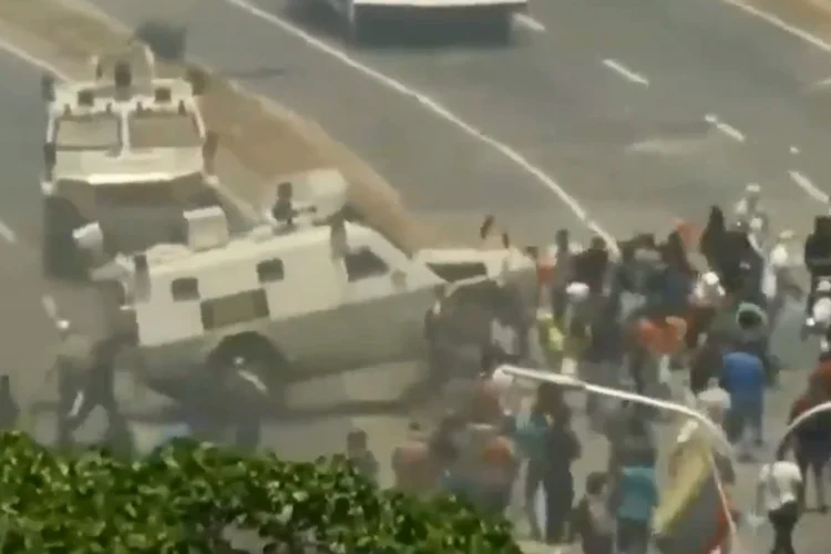 Veículo militar se lança contra manifestantes em Caracas (Twitter/Reprodução)