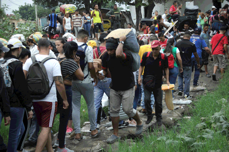 Cucuta: venezuelanos atravessam fronteira com a Colômbia (Carlos Eduardo Ramirez/Reuters)