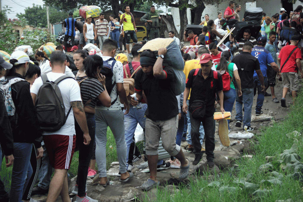 Venezuelanos rompem bloqueio de Maduro em principal ponte com a Colômbia
