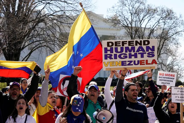Manifestantes contrários a Nicolás Maduro protestam do lado de fora da Casa Branca, em Washington (EUA) (Joshua Roberts/Reuters)
