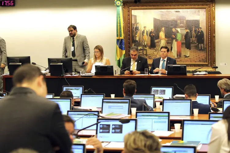 Texto da Reforma da Previdência é discutido por deputados na Comissão Especial antes de ir ao plenário (Wilson Dias/Agência Brasil)