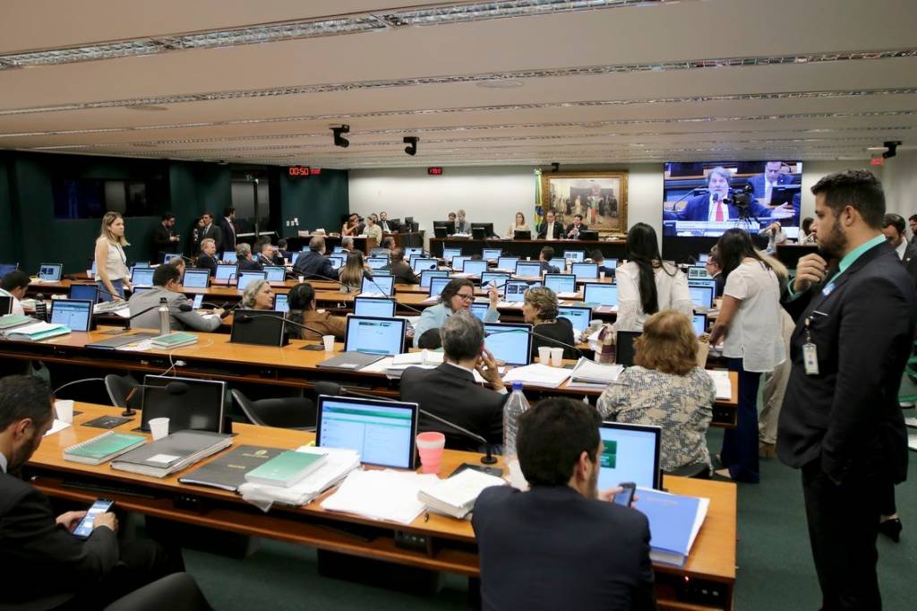 CCJ: a oposição reagiu durante a votação de um requerimento de inversão dos trabalhos (Wilson Dias/Agência Brasil)