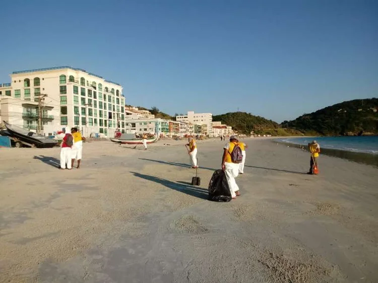 Arraial do Cabo: mancha de óleo de procedência desconhecida atingiu nesta semana praias da Região dos Lagos, no Rio de Janeiro (Prefeitura de Arraial do Cabo/Divulgação)