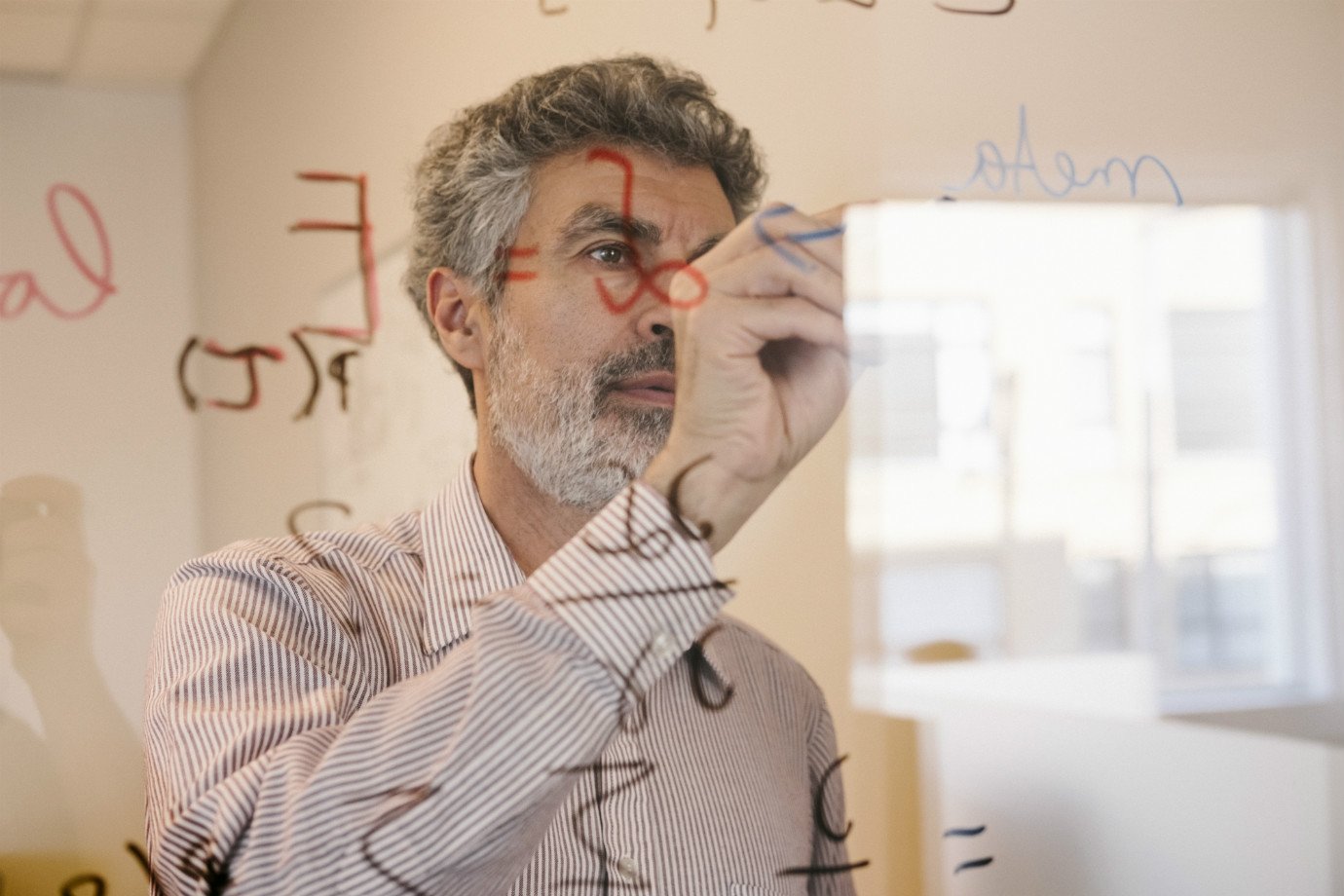 Pioneiro e referência sobre IA, Yoshua Bengio critica corrida bilionária pela tecnologia