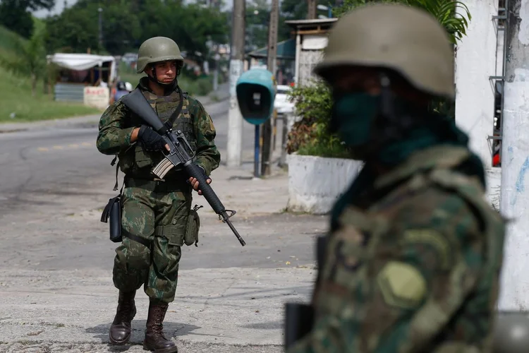 Militares das Forças Armadas do Brasil em ação de segurança pública no Rio de Janeiro (Tânia Rêgo/Agência Brasil)